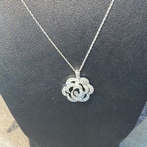 Stunning 14k white gold Diamond flower pendant